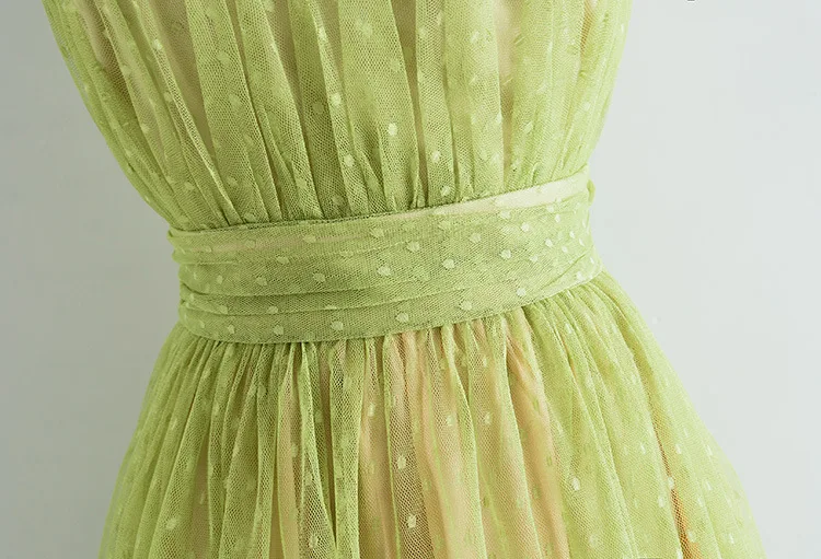 Автопортрет женщина розовая юбка симпатичная вышивка сетка ткани праздничный халат