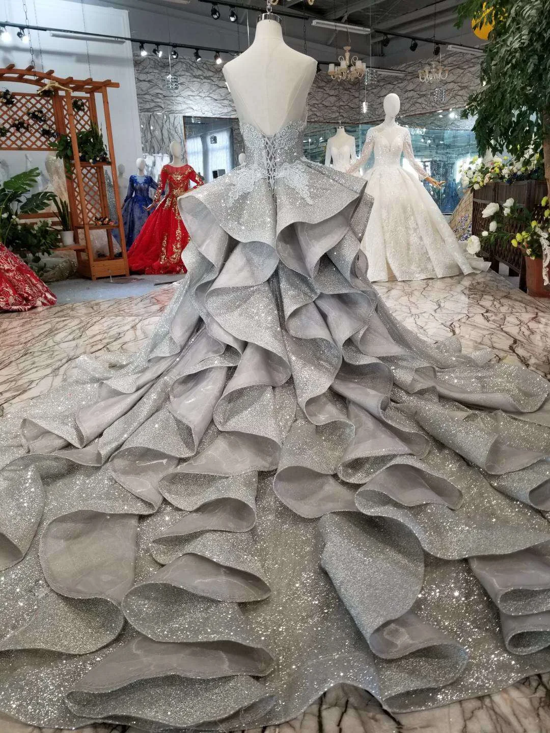 

Saudi Arabic Gray Lace Puffy Prom Gowns 2019 Abendkleider Appliques Backless Long Prom Gowns rufuless Vintage Ball Gowns