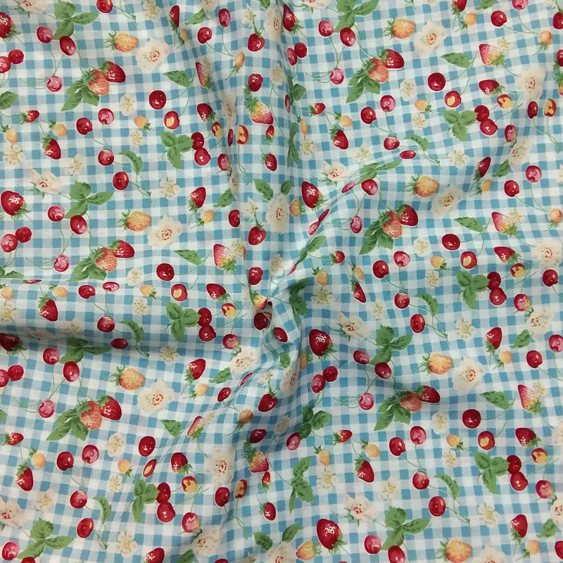 Изящная хлопчатобумажная Поплиновая ткань в голубую клетку с принтом клубники