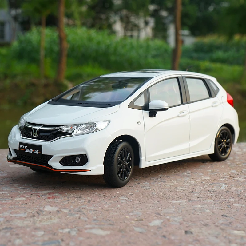Коллекционная металлическая модель автомобиля Honda FIT Sport 1/18 коллекция подарков