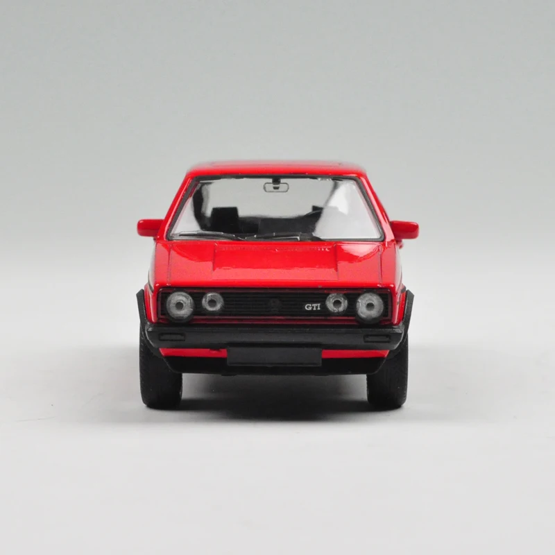 Красная модель автомобиля VW 1983 GOLF GTI 1:36 модели игрушек из сплава литый под