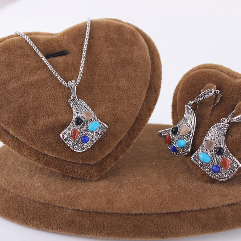 Комплект женских ювелирных изделий из колье и серёг | Украшения аксессуары