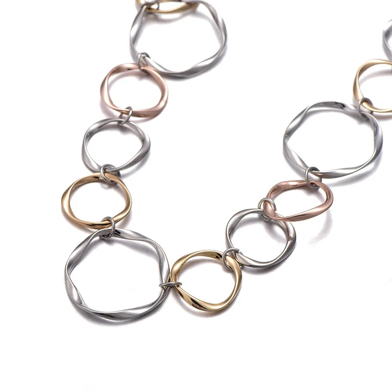 Длинное золотистое/серебристое ожерелье разных цветов с большими полыми