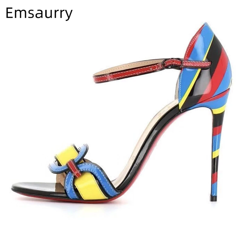 Пикантные разноцветные сандалии-гладиаторы; коллекция года; сезон лето; женская обувь с ремешком на щиколотке и открытым носком на шпильке; женская обувь для подиума с пряжкой