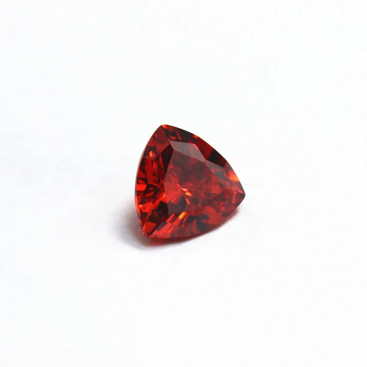 Гранат гранат в форме треугольника граненый с красным кубическим цирконием
