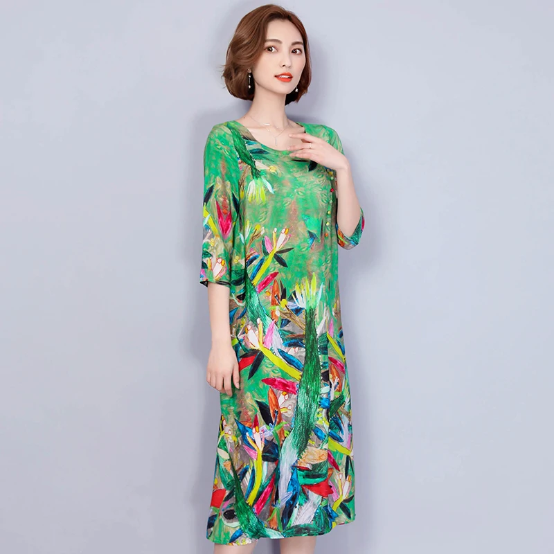 Женское шелковое платье свободного кроя длинное зеленого цвета с рукавами