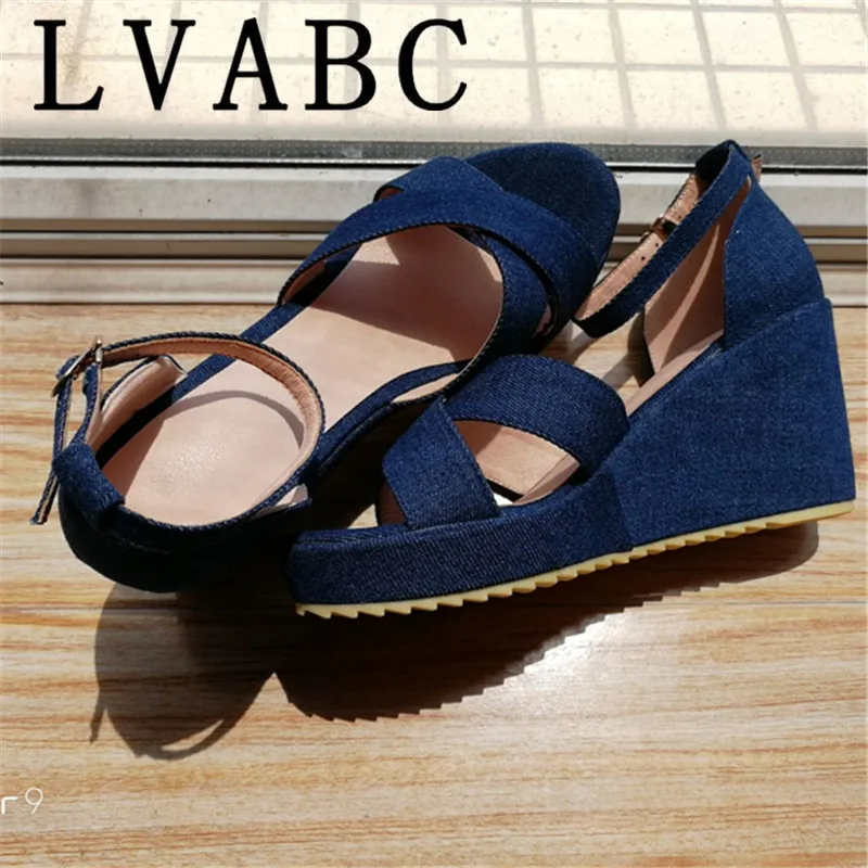 dark blue Г., Новое поступление, женские сандалии модная повседневная Летняя обувь из джинсовой ткани удобная обувь на танкетке 10 см с простой пряжкой Женская обувь черного, синего цвета, 39 - Цвет: dark blue