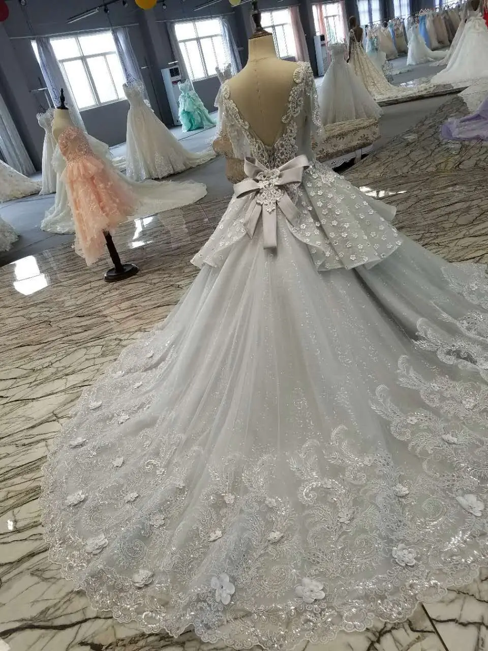 New Design Crystal Saudi Arabia 3/4 Sleeves Ball Gown Gray Wedding Dresses Luxurious Lace Appliques Flowers Beaded Bridal Gowns | Свадьбы и