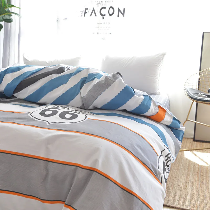 Полосатое одеяло с цифрой 66 узором сзади в клетку голубого и белого цвета детское