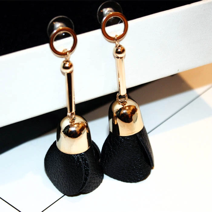 Женские серьги подвески из искусственной кожи черные и белые с крупными цветами