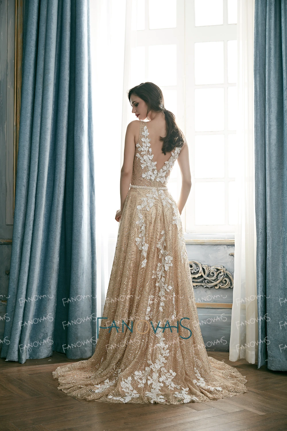 Женское блестящее вечернее платье длинное золотистое трапеция с V образным