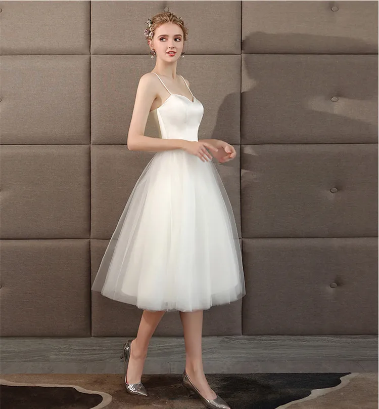 Женское свадебное платье на тонких бретелях короткое из фатина цвета слоновой