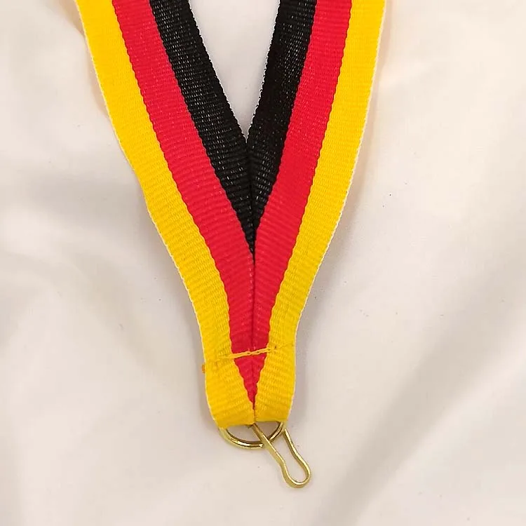 Разноцветные ленты с медалью завязанные высококачественными гимнастическими