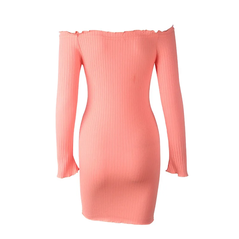Розовое облегающее трикотажное платье D111 с пуговицами спереди открытыми плечами