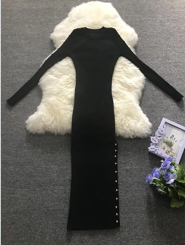 Женское трикотажное платье-макси с длинным рукавом и заклепками осенне-зимнее