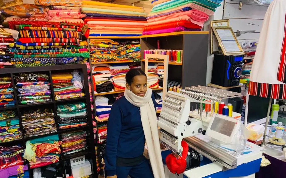 Автоматическая компьютерная вышивальная машина с 2 головками высокоточная новая