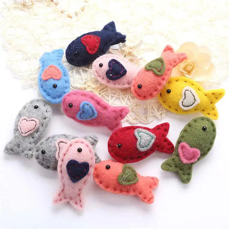 

1Piece Wool Felt DIY Craft Fish Heart Design Poke DIY Kits Multiuse Christmas Tree Decorations Brooch Children Hair Band 4Styles