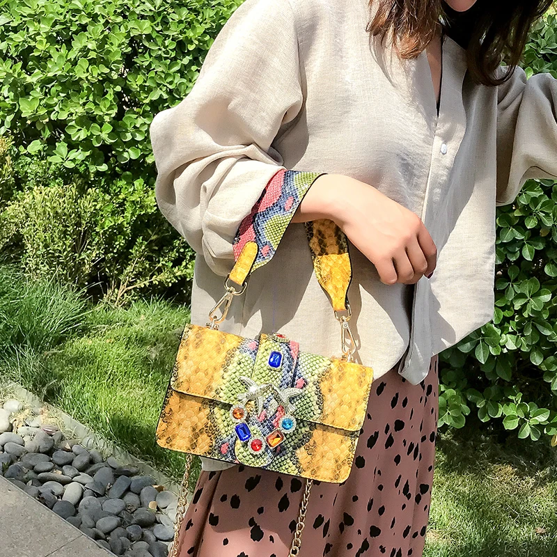 

Snake pattern air chain satchel girl 2019 new fashion personality clashing color small square satchel cross-body bag diamond