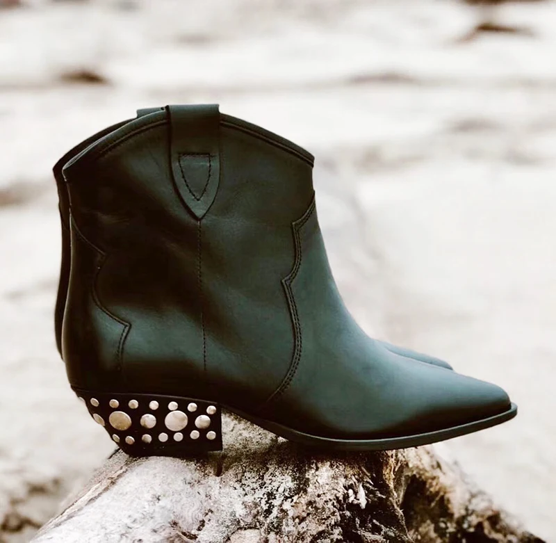 Botines mujer; коллекция года; женские ботильоны; Цвет Черный; женские ковбойские ботинки на низком квадратном каблуке; короткие ботинки с заклепками и острым носком; botines