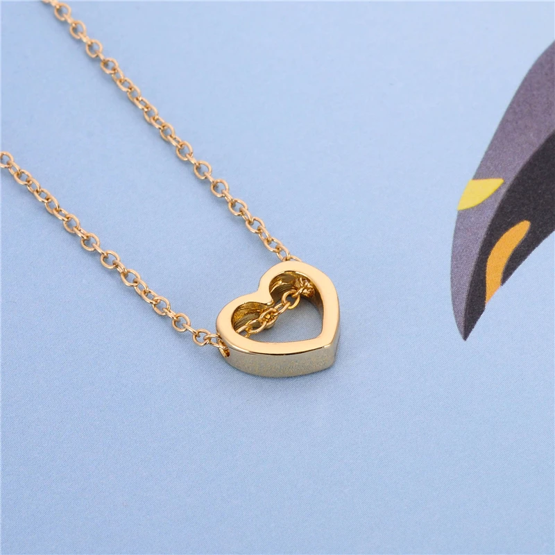 Простое дизайнерское ожерелье с милыми маленькими искусственными сердечками