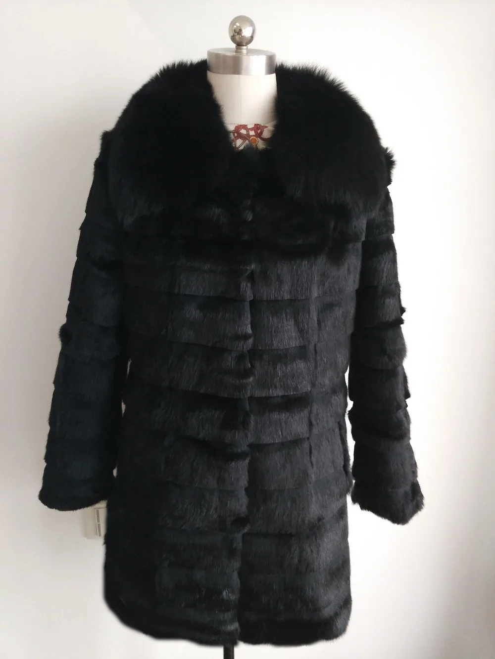 Длинное зимнее пальто в полоску с воротником из натурального Лисьего меха |