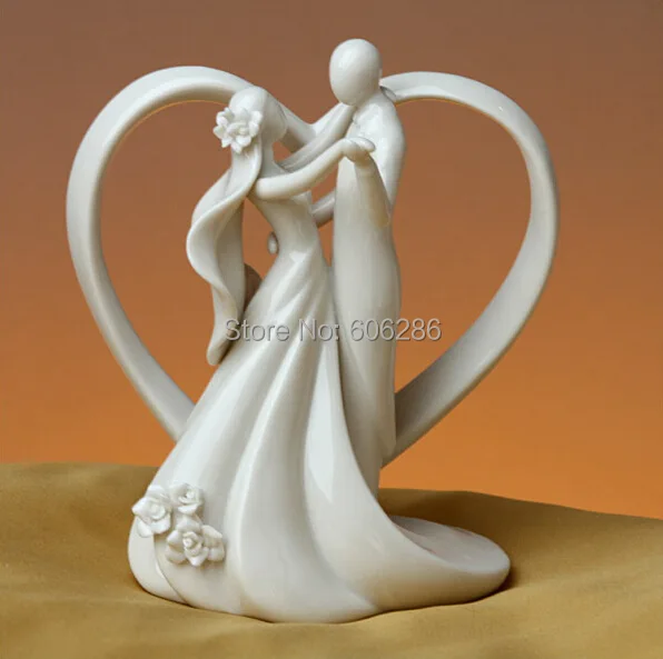 Романтические свадебные танцы невесты и жениха пара с арка в виде сердца