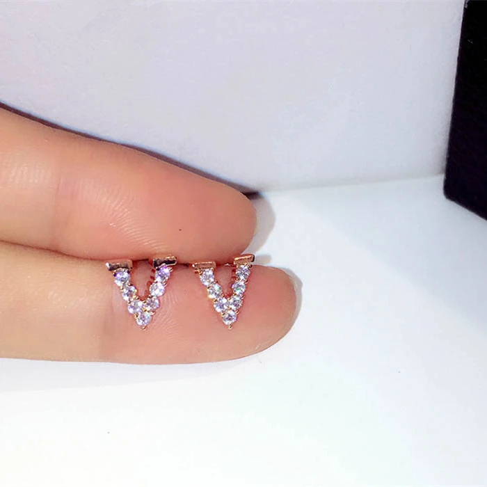 2020 великолепные серьги гвоздики цвета розового золота и серебра с буквенным V