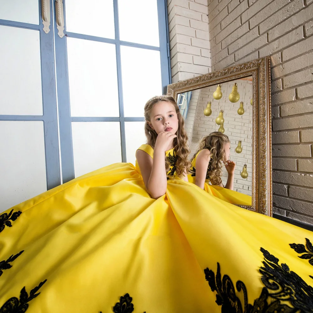 

Hot Sale Bright Yellow flower Girl Dress with Bow Black Lace Appliques girls dresses for party and wedding kids ball gown
