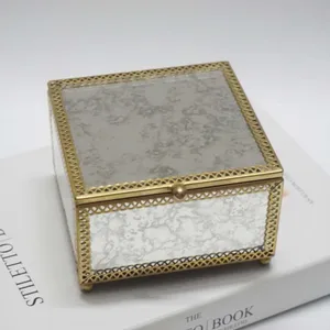 Металлическая стеклянная шкатулка в стиле ретро, настольный пылезащитный бокс для хранения ювелирных изделий, серег, колец, часов, реквизит, витрина