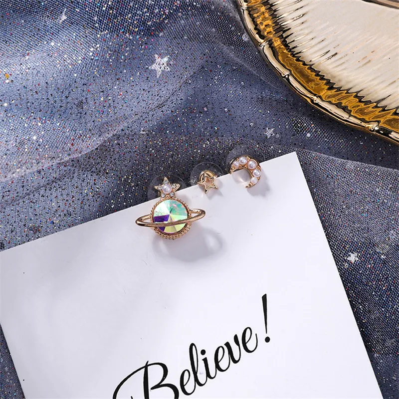 Женские серьги-гвоздики с искусственным жемчугом и цветными стразами в форме