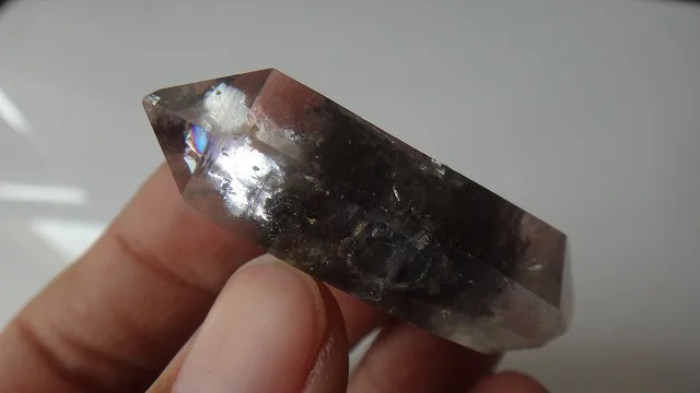 Редкий натуральный черный кристаллический костяной двусторонний образец + Радуги Бесплатная доставка.