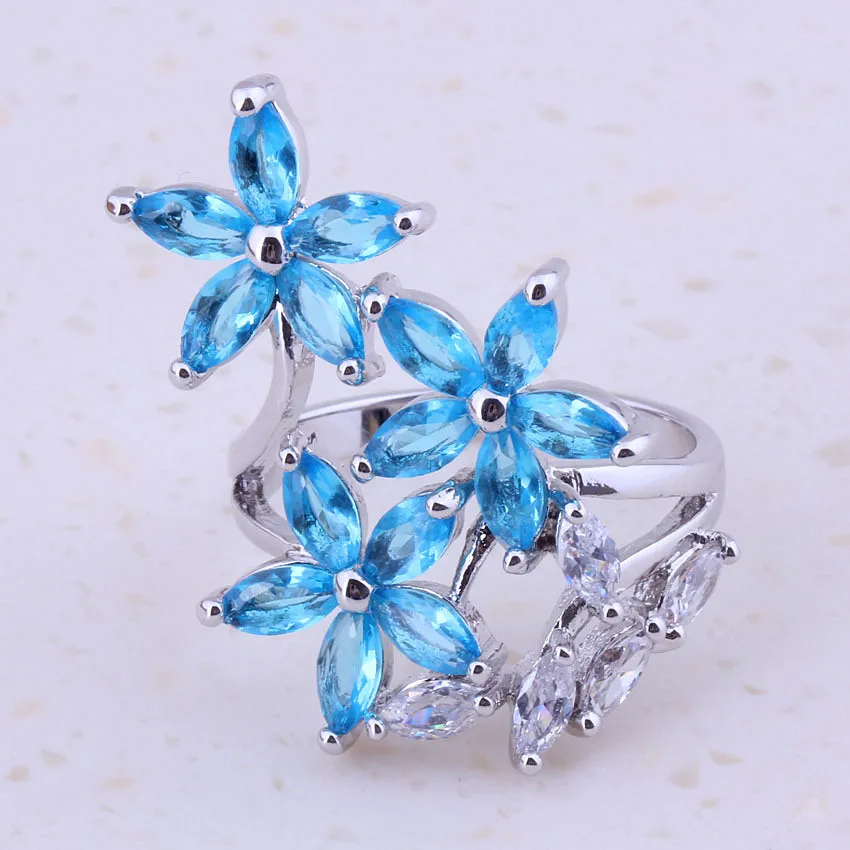 Женские романтичные кольца серебряного цвета с небесно голубым кристаллом и