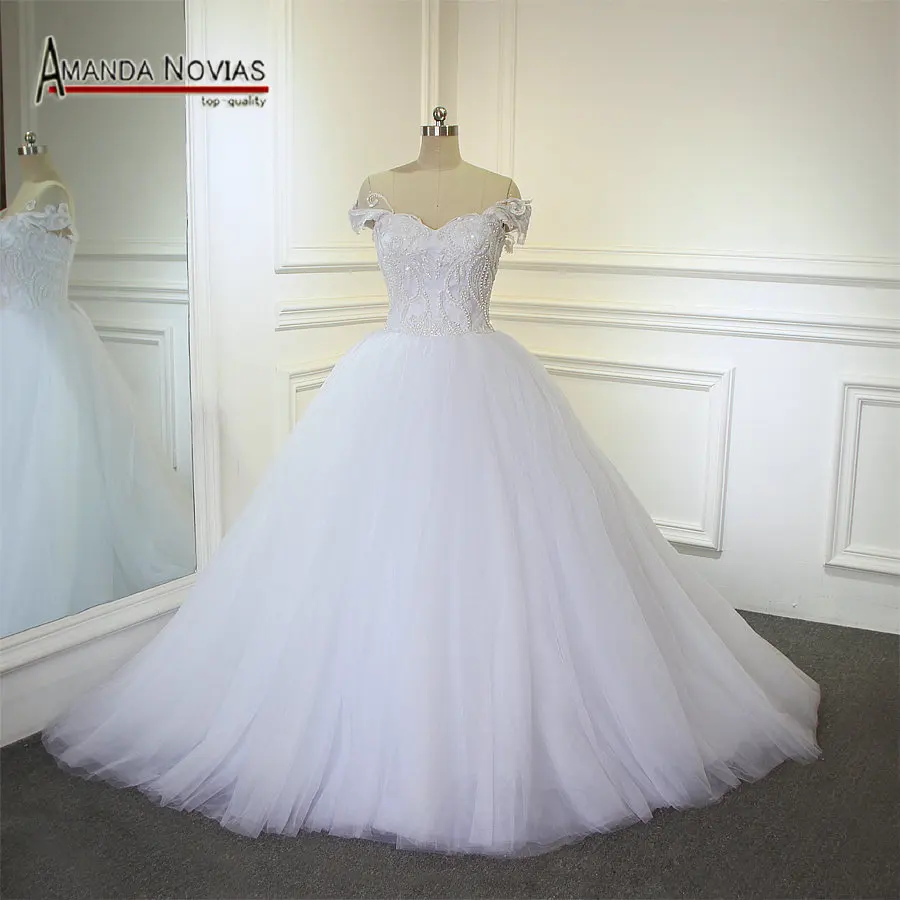 Свадебное платье на бретельках с открытыми плечами простое но Элегантное