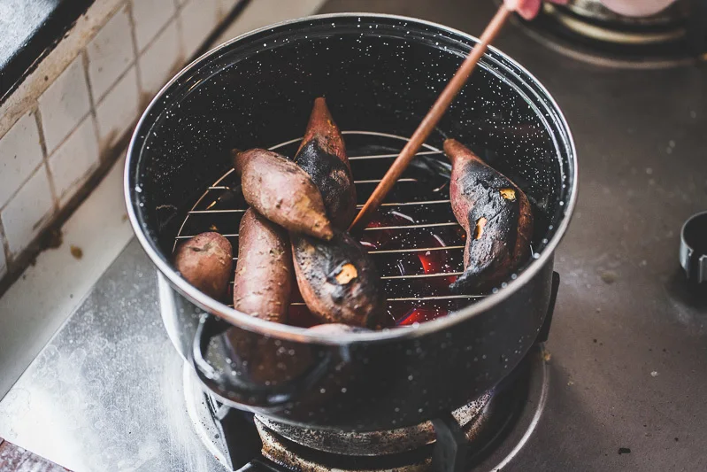 

Roasted sweet potato artifact Japanese home multifunctional black porcelain enamel pot with grill roasting pan Kuchenblech 23cm