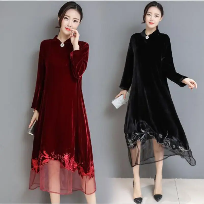 Женское бархатное платье свободное золотистое с длинным рукавом и вышивкой