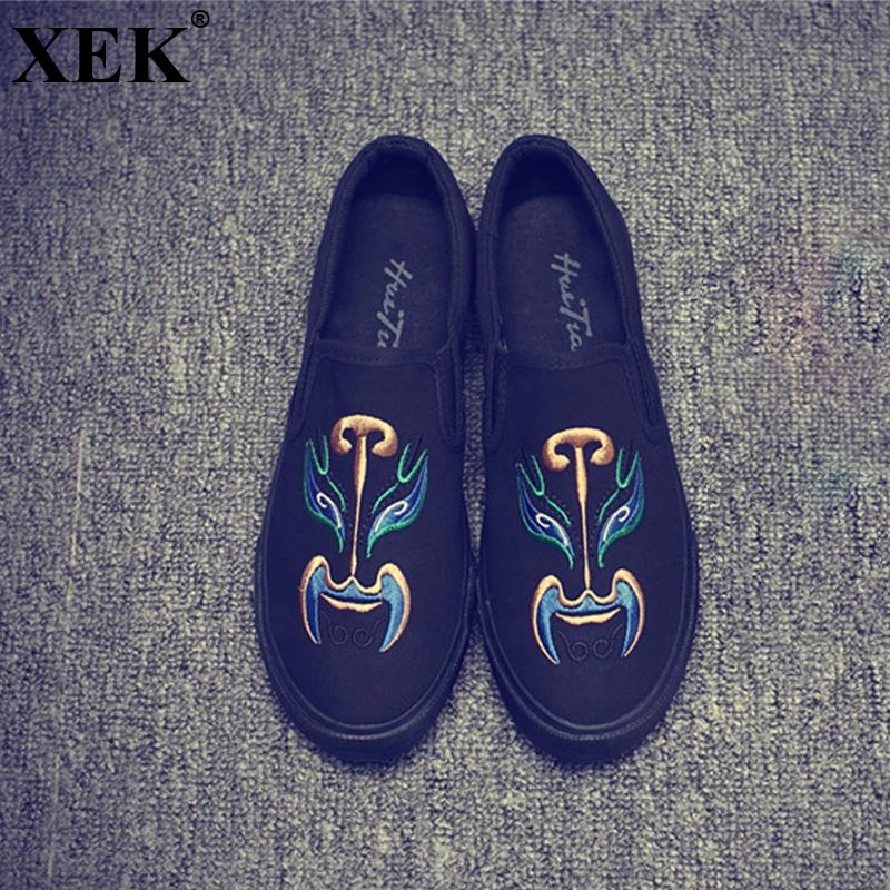 

XEK 2018 Classic Canvas Shoes Men Casual Design Peking Opera Mask Pedal Male Soft Canvas Flats Chinese Style Print Shoes JH206
