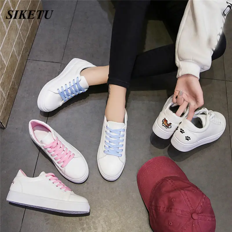 Женские белые кроссовки с круглым носком на плоской подошве вышитым мультяшным