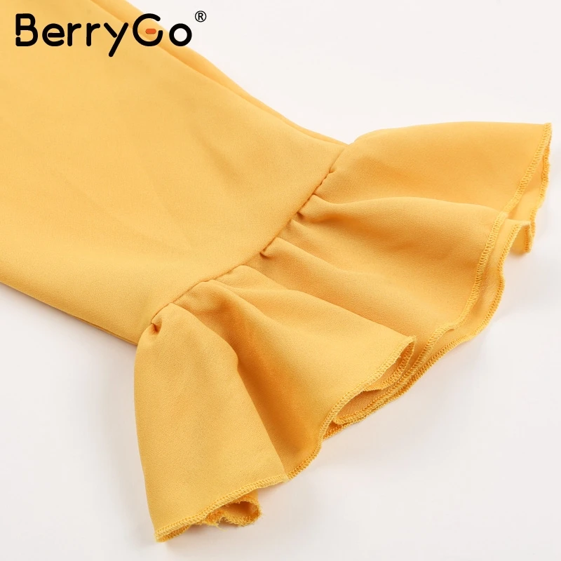 Женская блузка с открытыми плечами BerryGo многоярусная Блузка оборками на