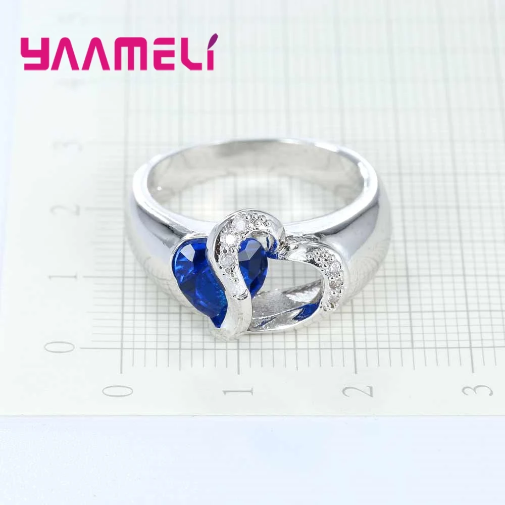 Модное свадебное обручальное кольцо с голубым кристаллом и белым орнаментом в