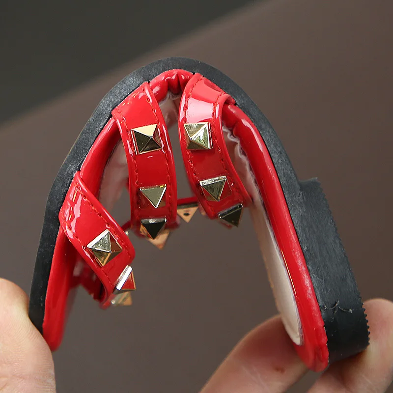 Летняя обувь для маленьких девочек Детские тапочки Мягкие с заклепками Модные