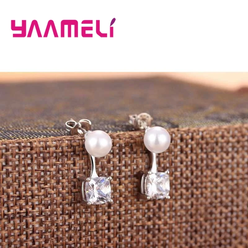 Серьги YAAMELI с геометрическим узором и белым кристаллом из фианита рождественский