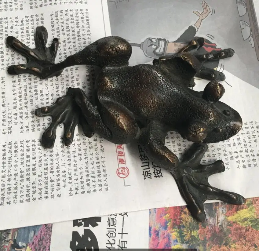 

Старая китайская статуя лягушки bufo из бронзы и меди