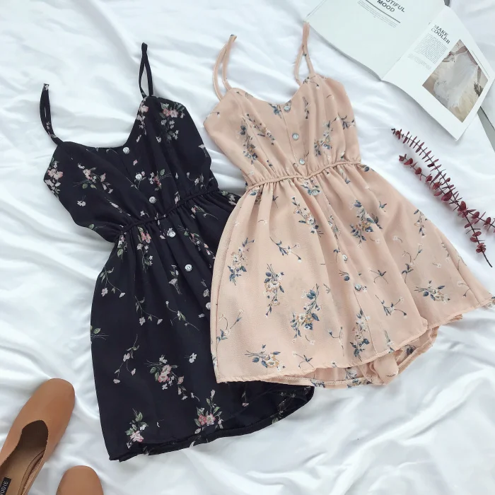 Женский комбинезон на тонких бретелях черный повседневный без рукавов с принтом