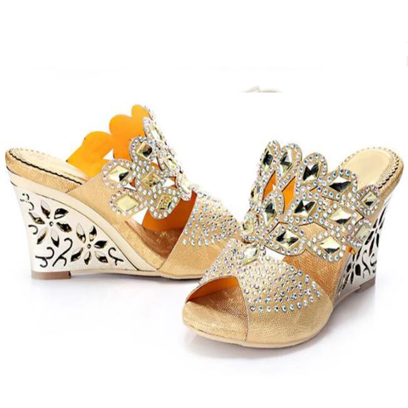 Женские босоножки из натуральной кожи на танкетке с открытым носком со стразами