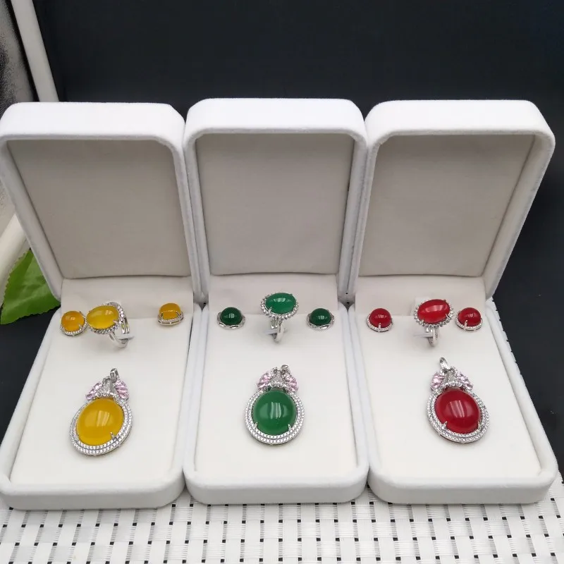 Набор из трех женских моделей желтая зеленая и яичная лапша с колье халсидона