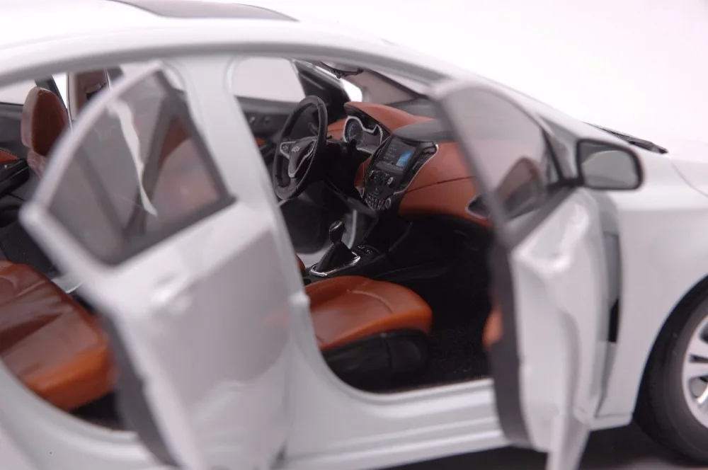 1:18 литая модель для Cherolet Chevy Cruze белый Седан сплав игрушечный автомобиль миниатюрная Коллекция подарков