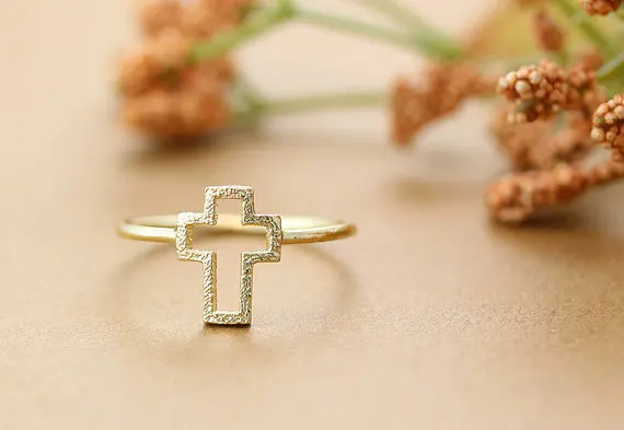 Простое ажурное кольцо с перекрестными линиями серебряные и золотые украшения