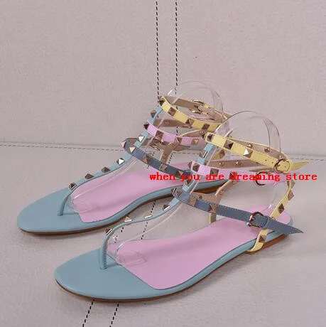 Мода 2017 г. плоским Т сандалии на завязках смешанные Цвет Заклёпки украшения