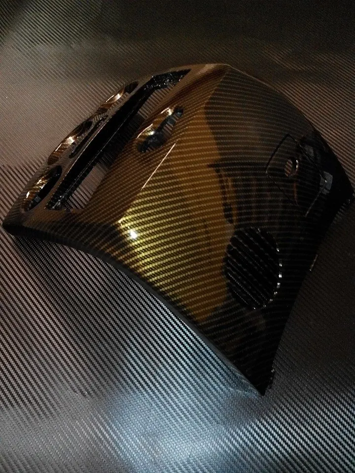 Глянцевая 2D виниловая пленка в рулоне из золотого углеродного волокна с