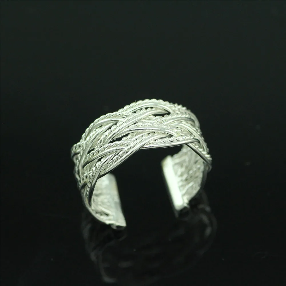 Женское серебряное кольцо витое из проволоки кольца с изображением персонажа